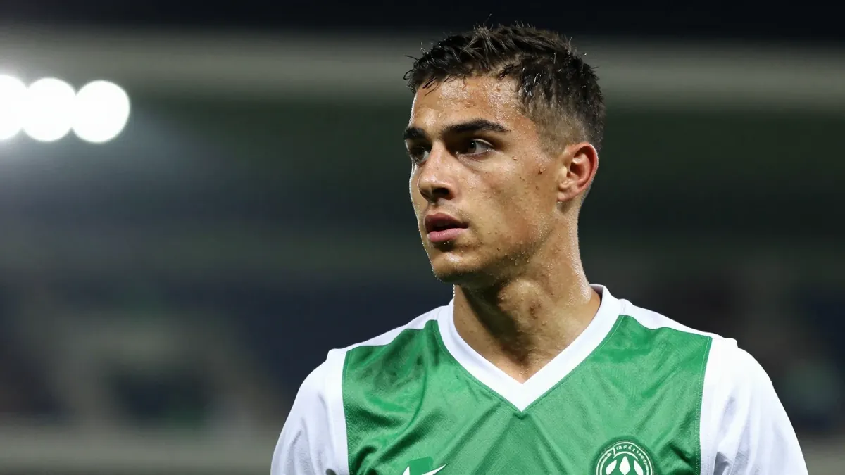 Hibernian have signed striker Colton Swan from Charleston Battery but lost 3-1 to Hearts in the Edinburgh derby, a result...