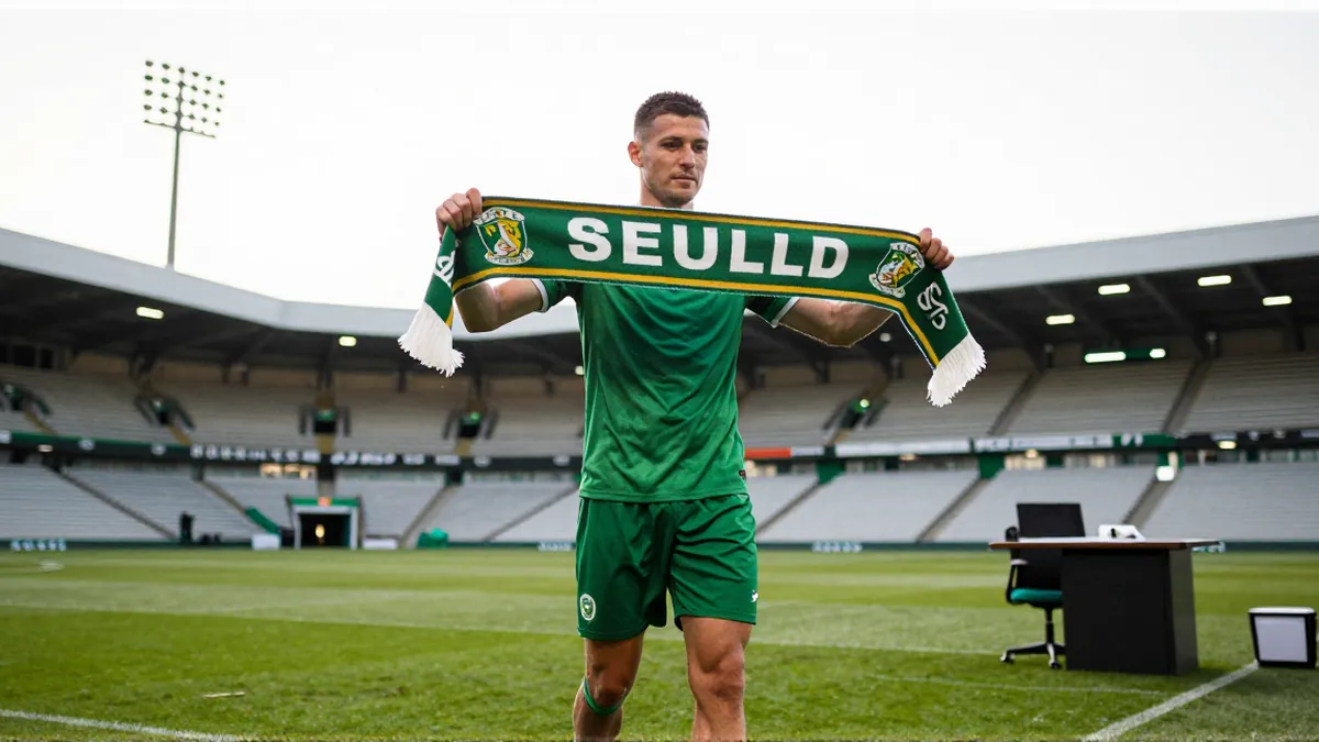 Hibernian Sign Former Warrington Schoolboy Striker Nathan Lowe