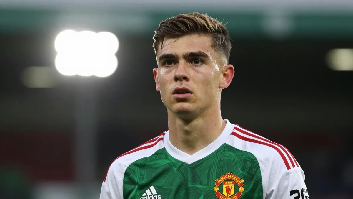 Hibernian in talks with Manchester United's Jacob Devaney over loan move