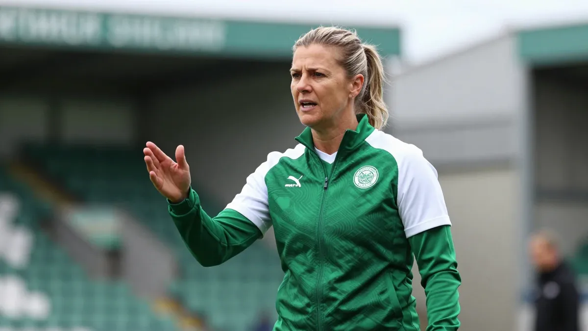 Hibernian sign former Leicester striker Libby Smith